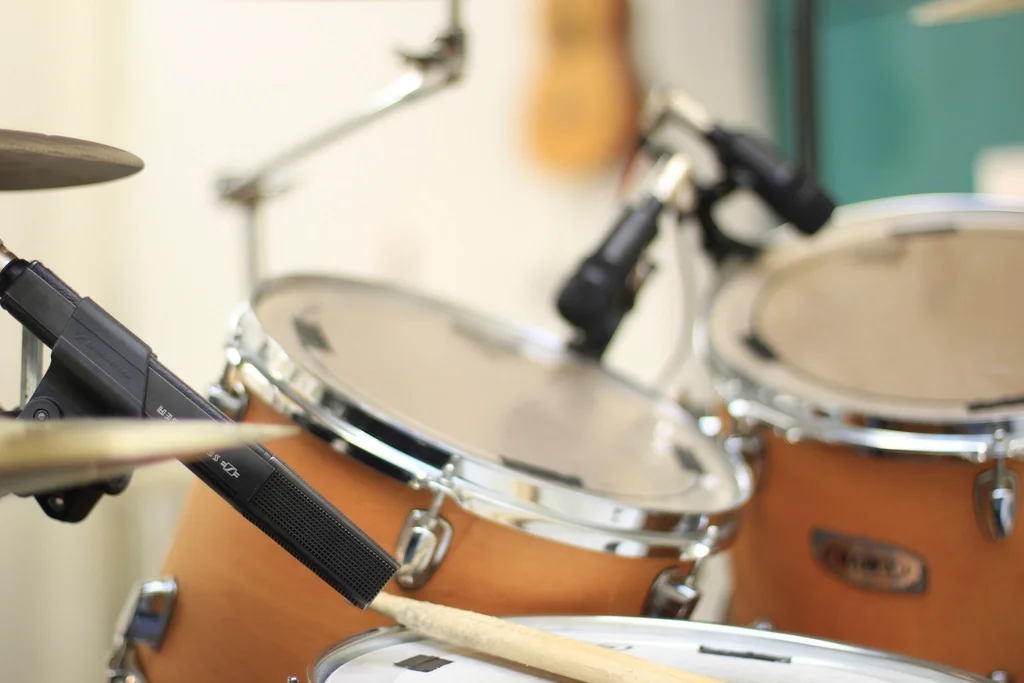 Drum kit with cymbals and microphones